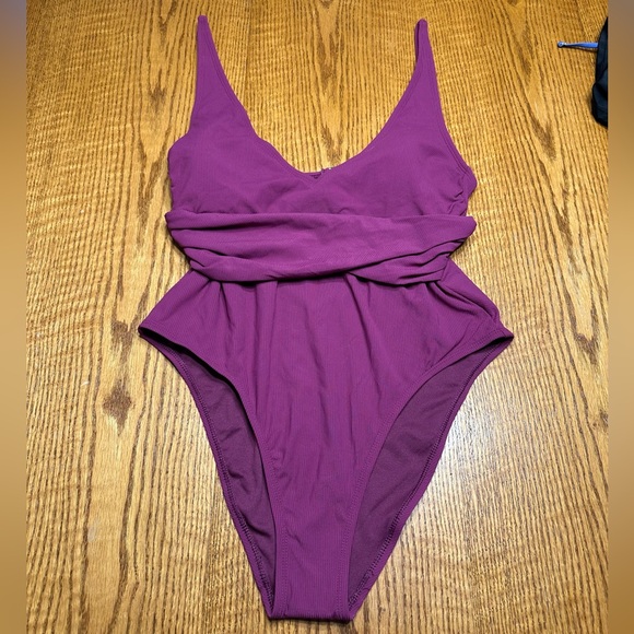 Shade & Shore Ribbed Plunge Twist Front One Piece Swimsuit Size Small NWT - Picture 5 of 9
